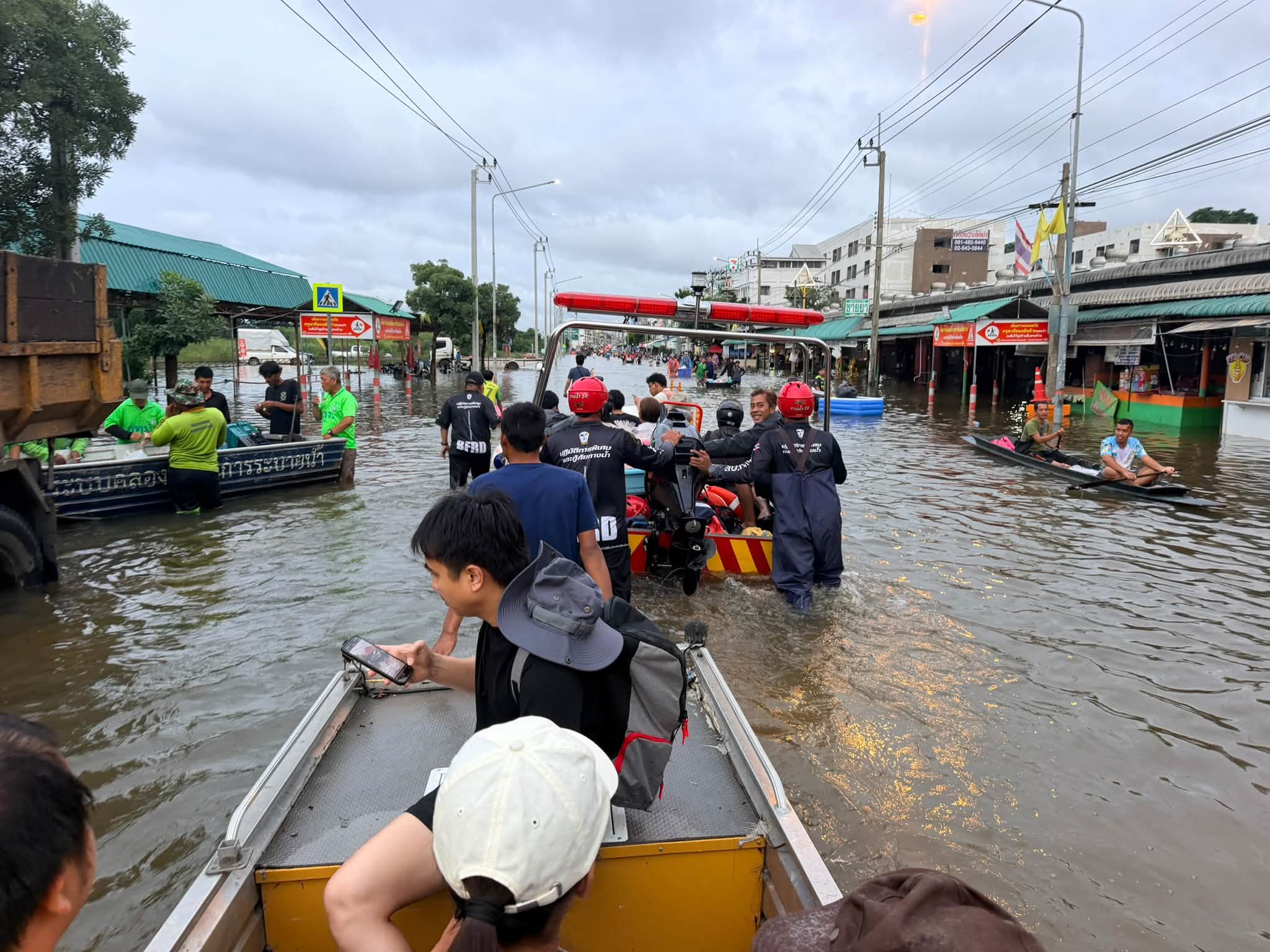 ภารกิจช่วยผู้ประสบภัยน้ำท่วมร่มเกล้าด้วยรถสไลด์ รถยก และเรือ ภาพที่ 15 จาก 16