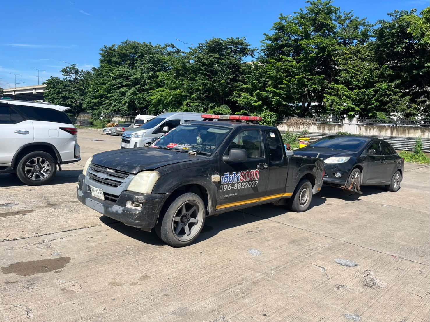 บริการรถยก รถลากจูง ช่วยรถเสียกลางทาง เคลื่อนย้ายรถถึงจุดหมาย โทร 096-882-2037